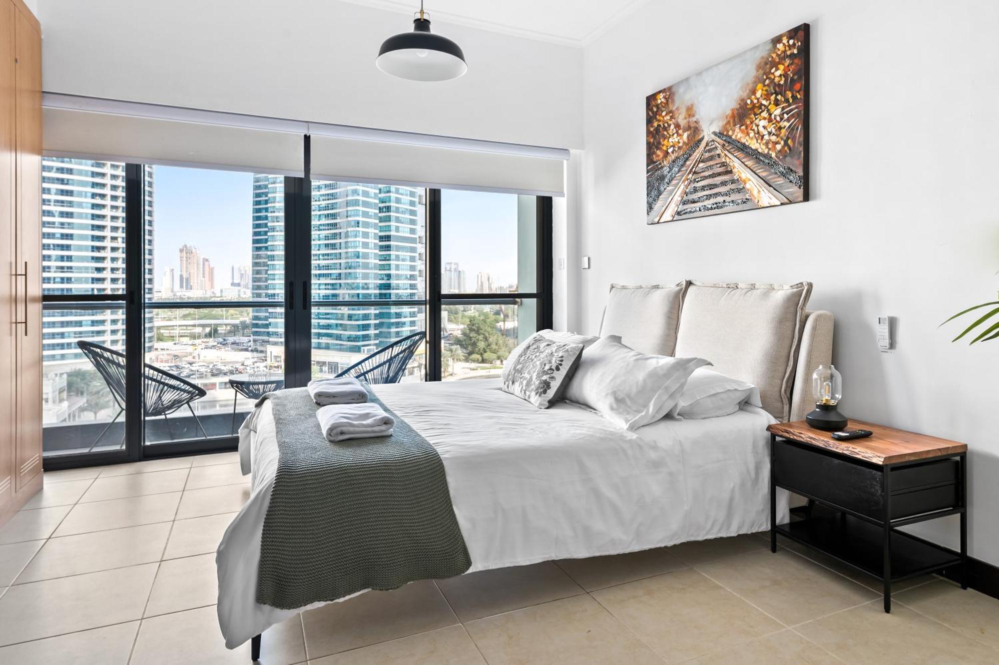 Upscale Studio Full Lake View In Goldcrest View Tower Dubaj Zewnętrze zdjęcie