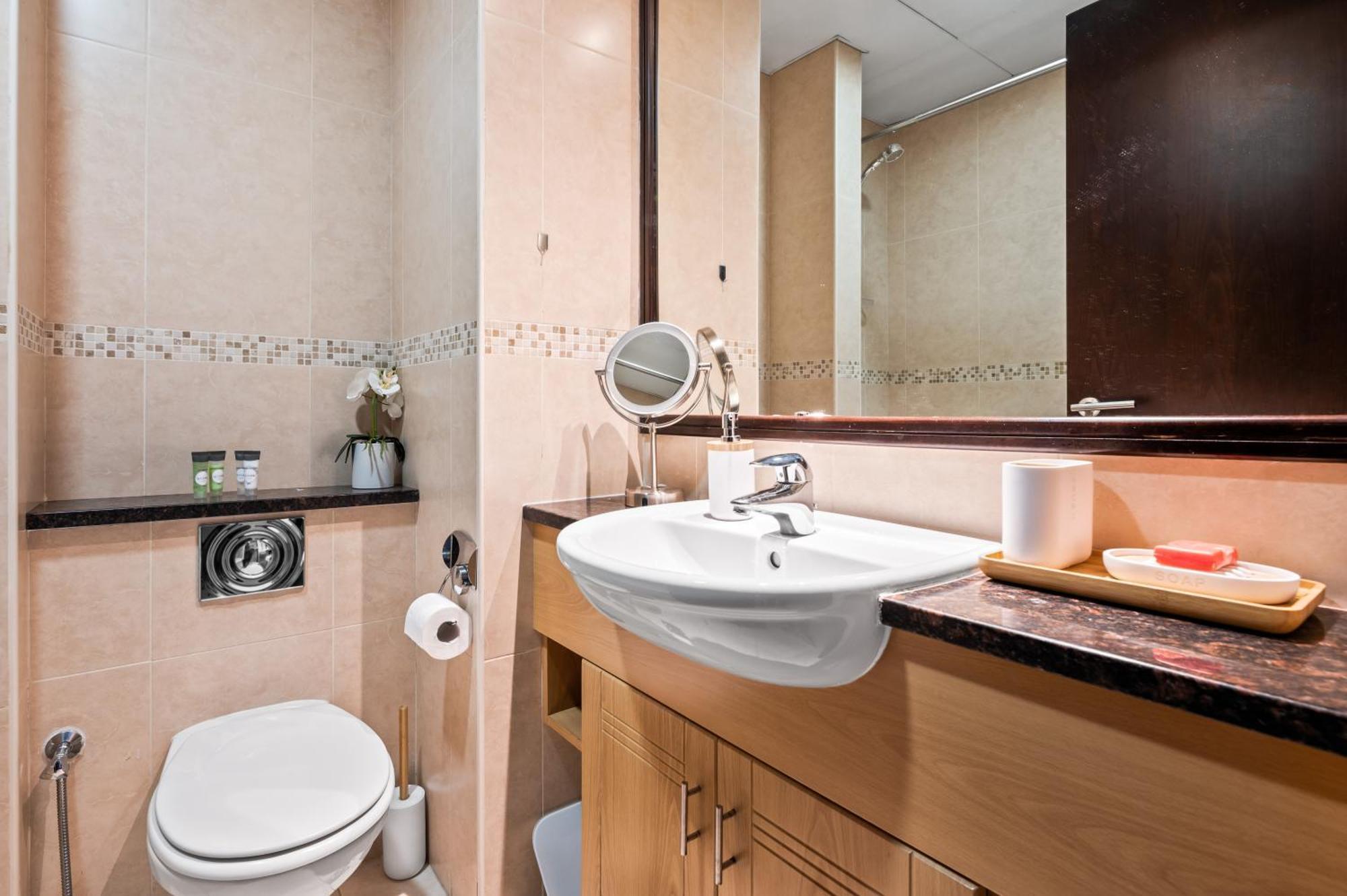 Upscale Studio Full Lake View In Goldcrest View Tower Dubaj Zewnętrze zdjęcie