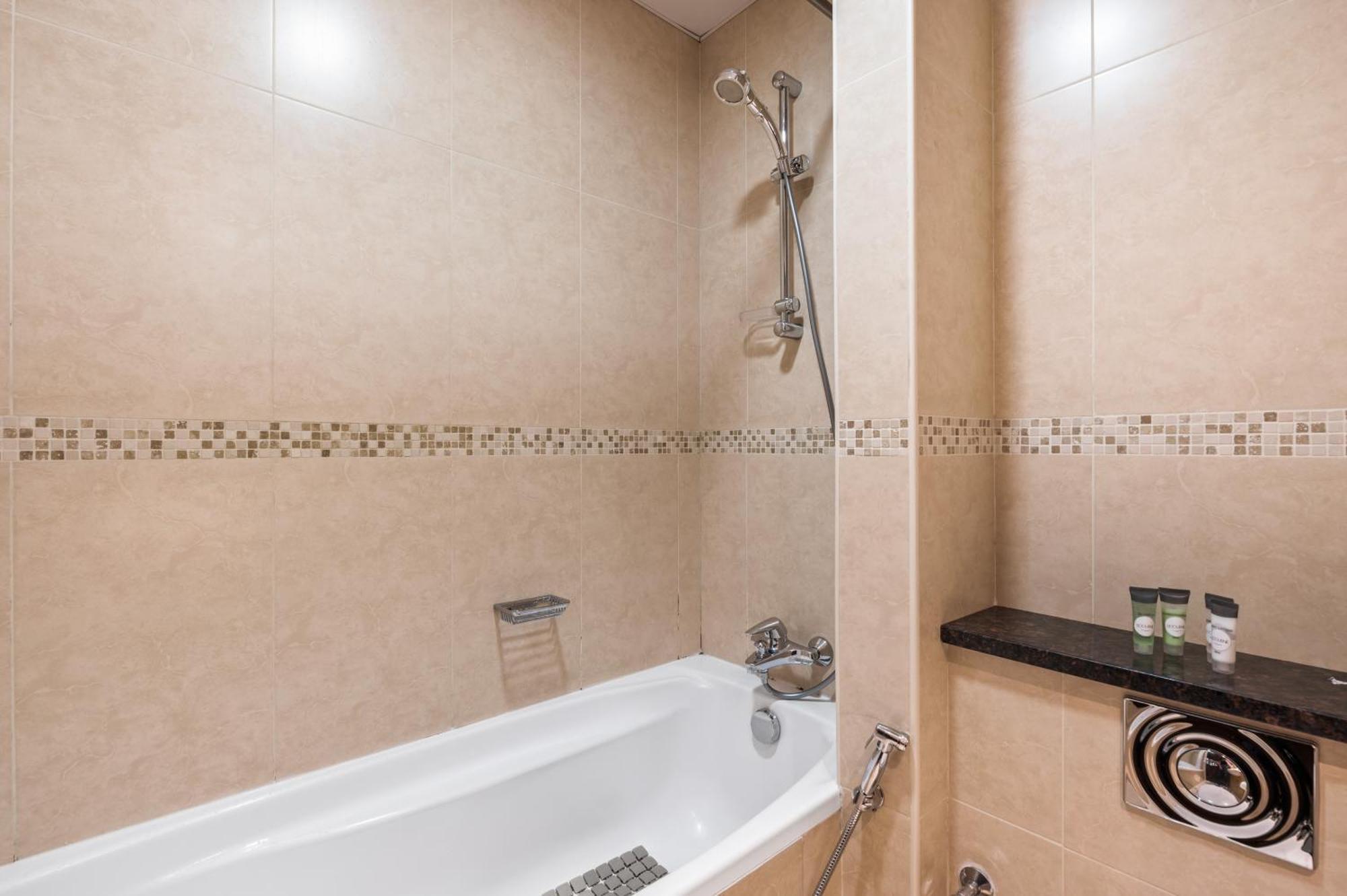 Upscale Studio Full Lake View In Goldcrest View Tower Dubaj Zewnętrze zdjęcie