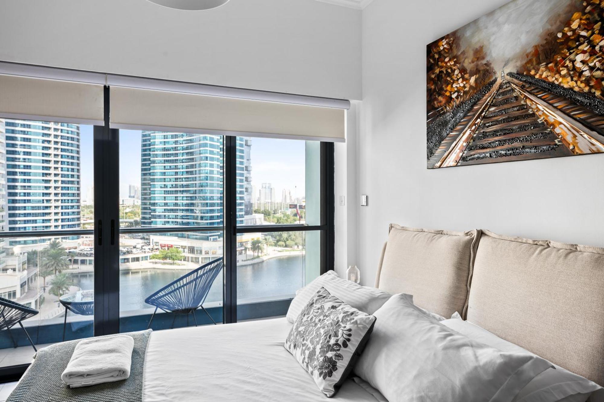 Upscale Studio Full Lake View In Goldcrest View Tower Dubaj Zewnętrze zdjęcie