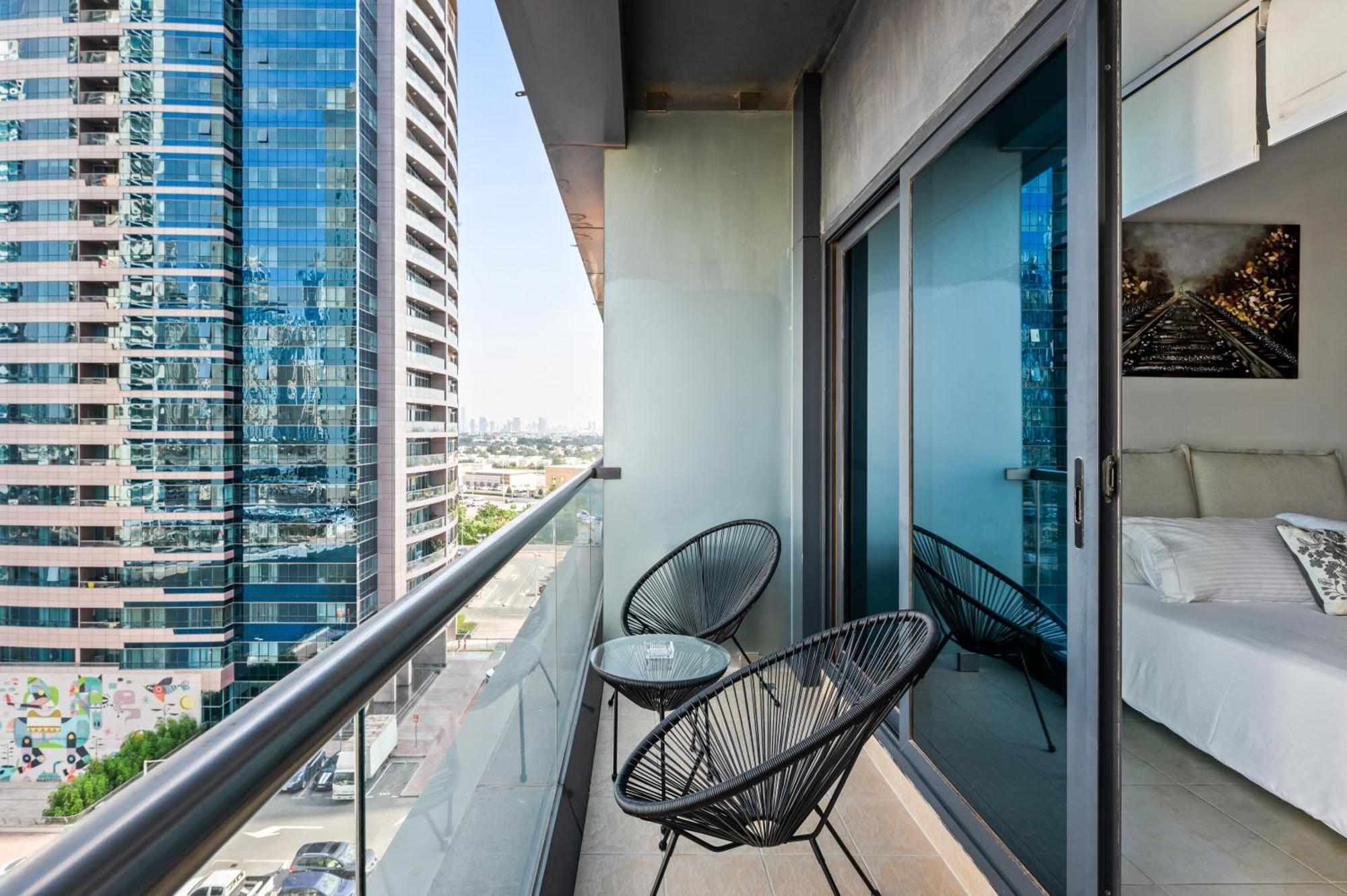Upscale Studio Full Lake View In Goldcrest View Tower Dubaj Zewnętrze zdjęcie