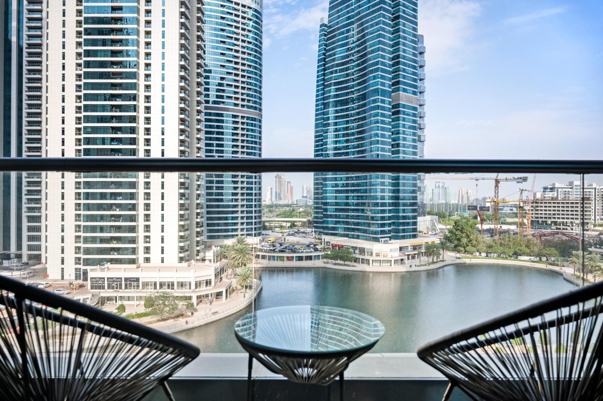 Upscale Studio Full Lake View In Goldcrest View Tower Dubaj Zewnętrze zdjęcie